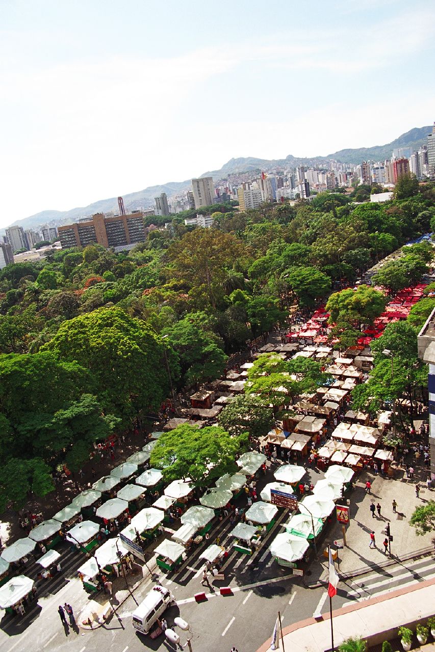 Vista do alto da Avenida Afonso Pena com as barracas da Feira Hippie entre as árvores